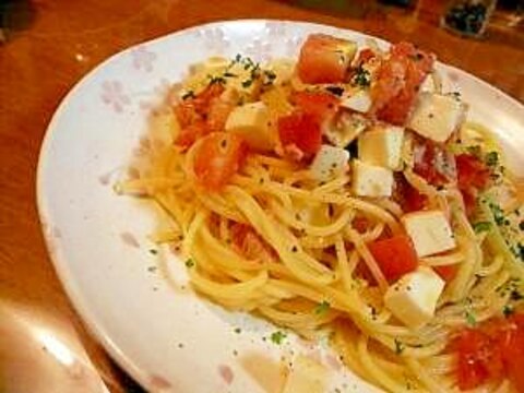 モッツアレラチーズとトマトの冷たいパスタ